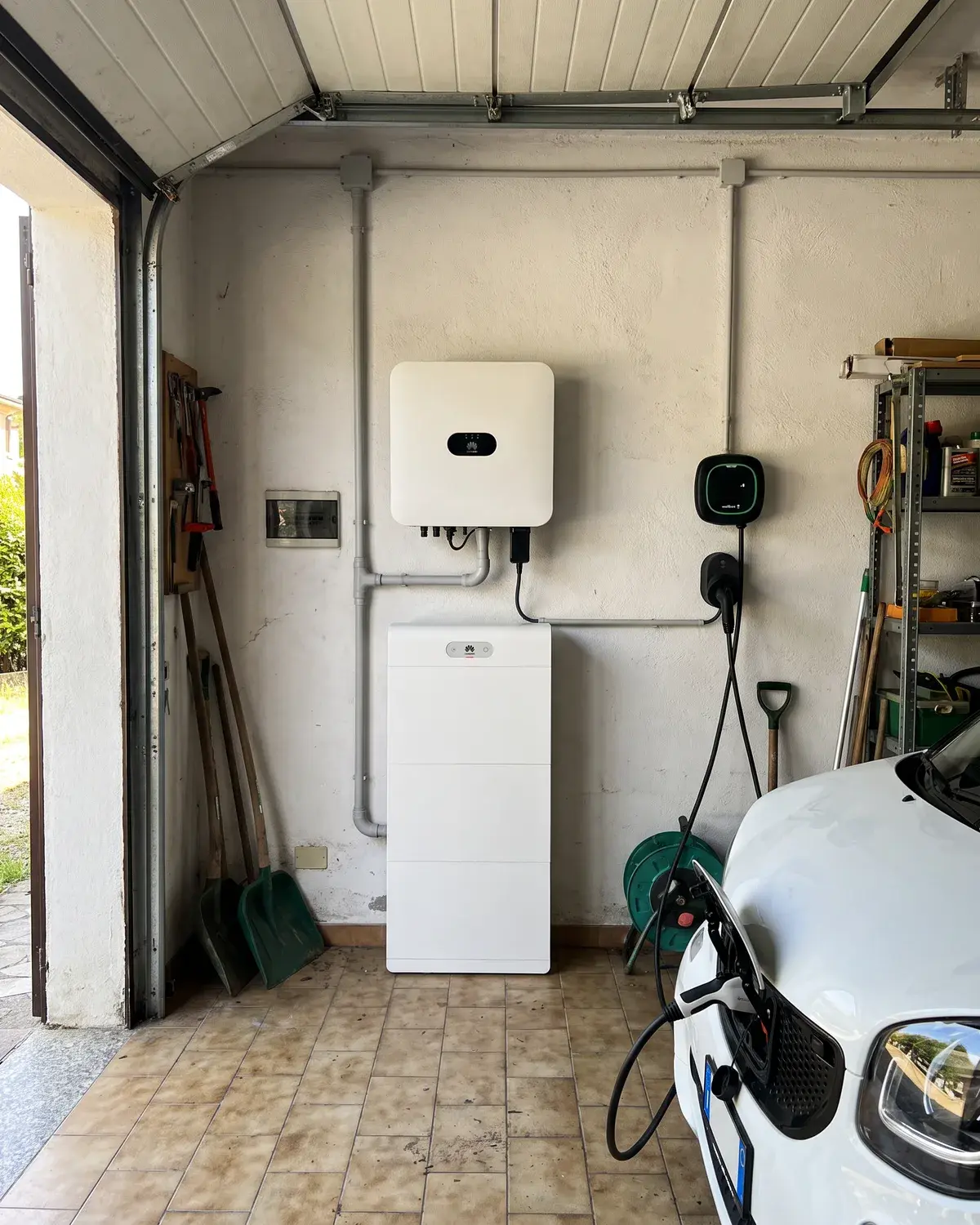 Inverter Huawei SUN2000, batteria LUNA2000 e wallbox Wallbox Pulsar Max nel garage di una villetta